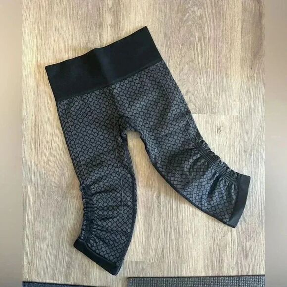 Y2k Lululemon in the flow capri crop pants 4 - Picture 1 of 3